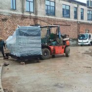 一台600KW柴油发电机组到货浙江工地叉车卸货